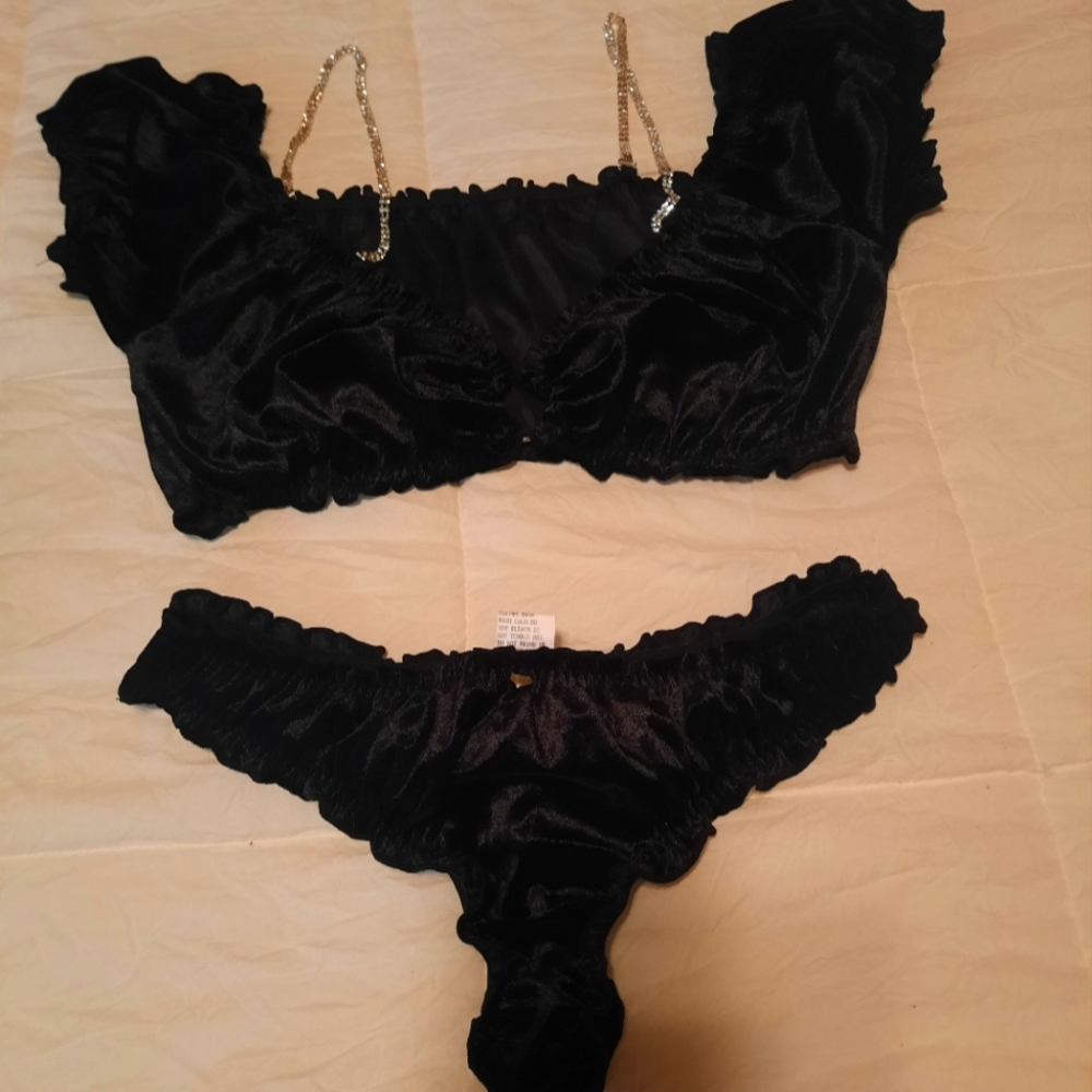 Velvet lingerie set with extra bralette